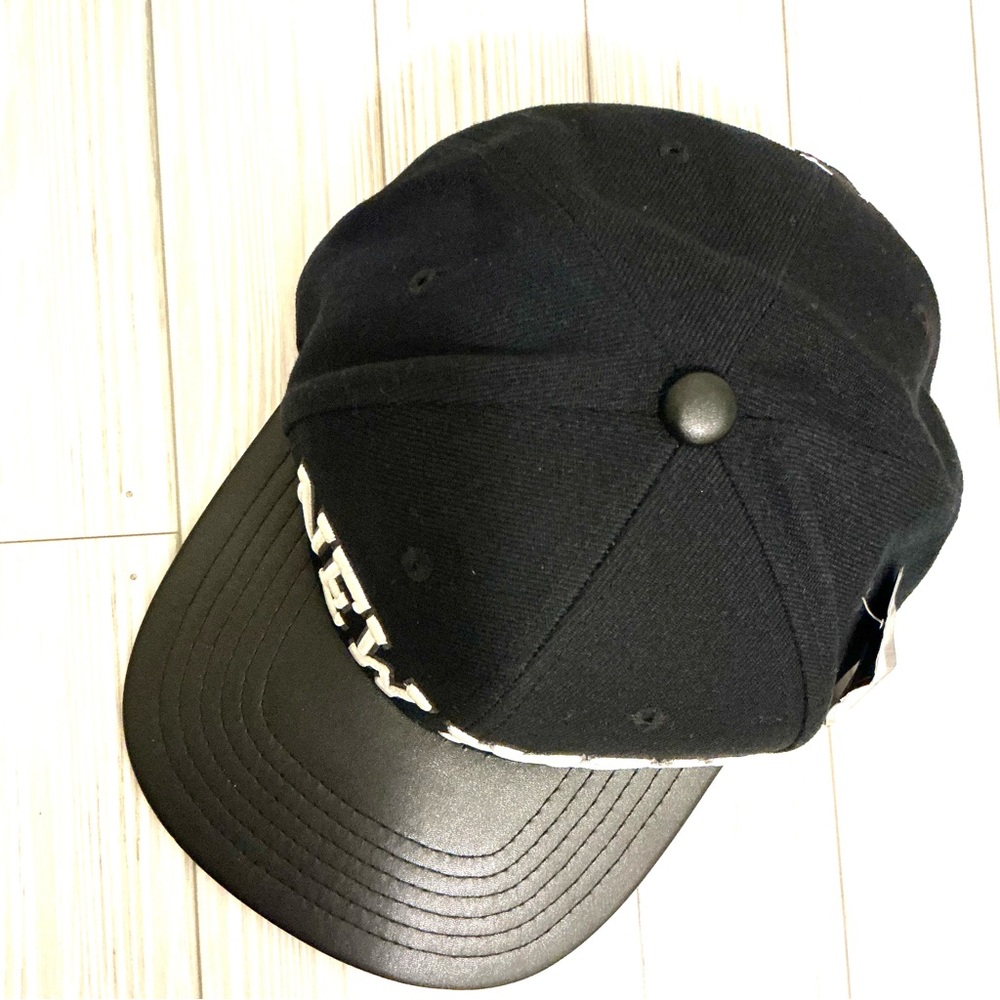 Black and White Embroidered New York baseball Cap with adjustable strap. - Picture 4 of 6